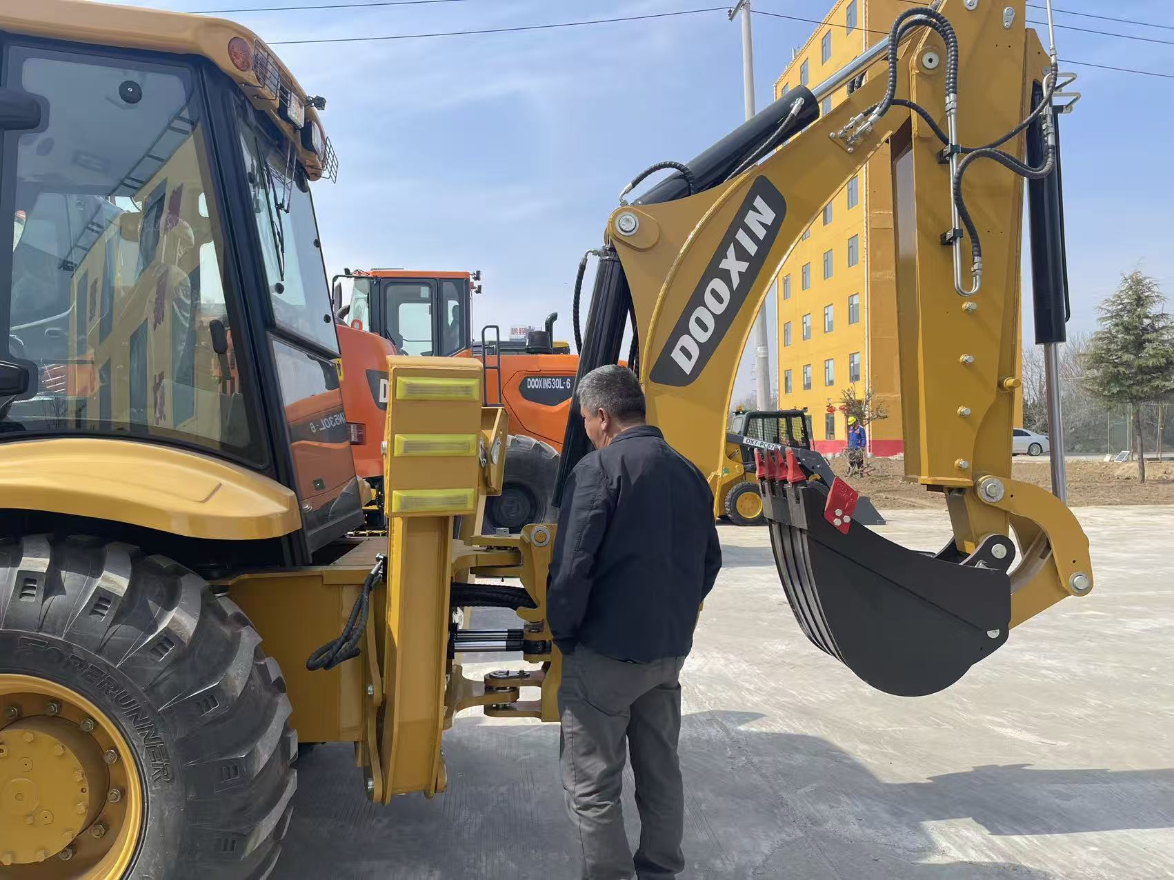 Οι πελάτες της Νότιας Αμερικής επισκέπτονται το εργοστάσιό μας